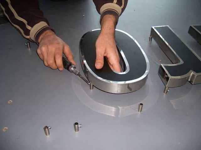 نصب حروف برجسته تابلو چلنیوم روی زیرساز کار